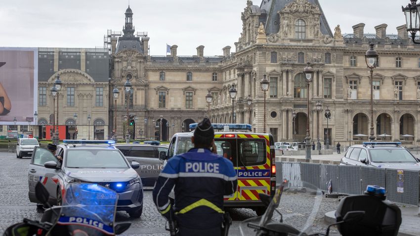 KEMMA Kiürítették egy fenyegetés miatt a párizsi Louvre múzeumot