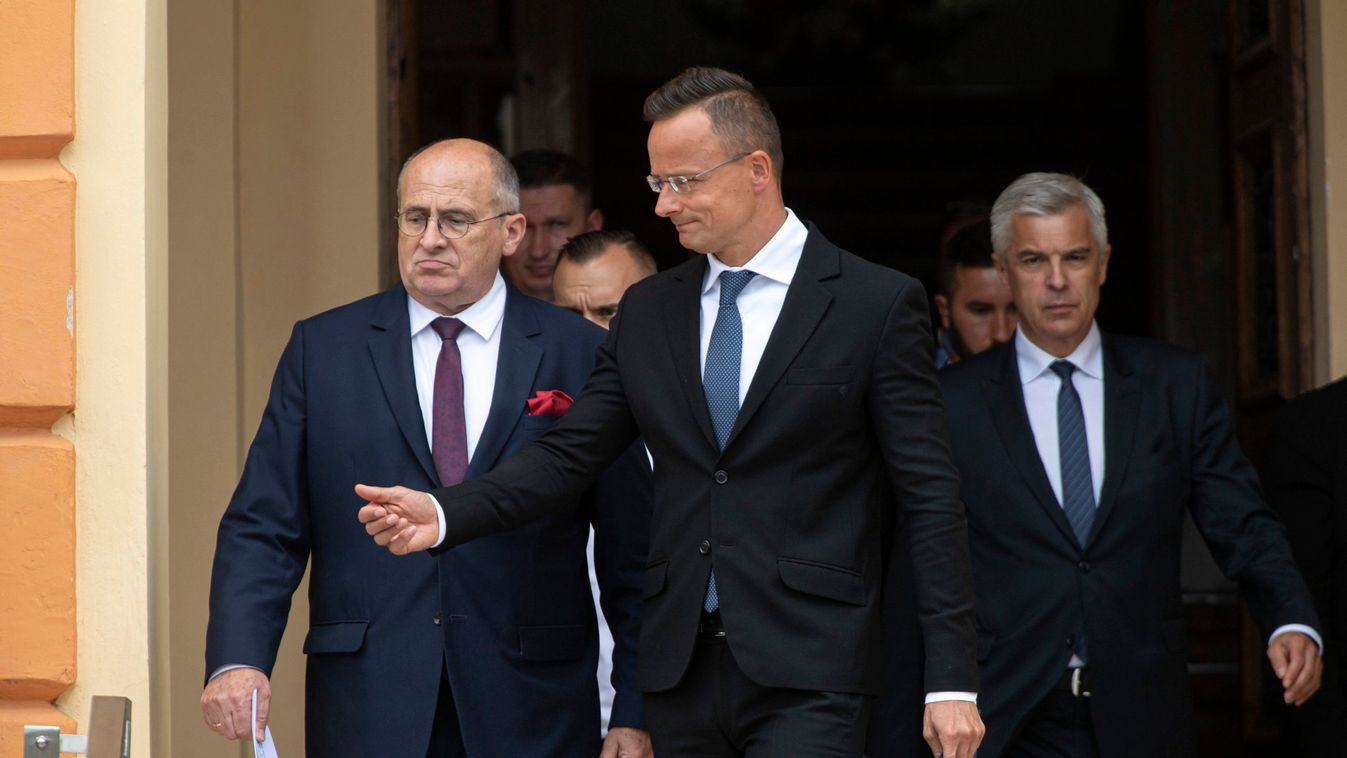 Fontos ügyekben tárgyaltak a V4-ek külügyminiszterei Komáromban (Fotók)
