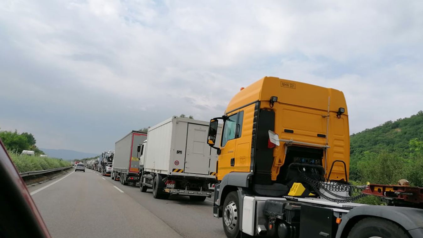 Nagy a torlódás az M1-esen Tatabányánál: fél órával is nőhet a menetidő (Fotók)