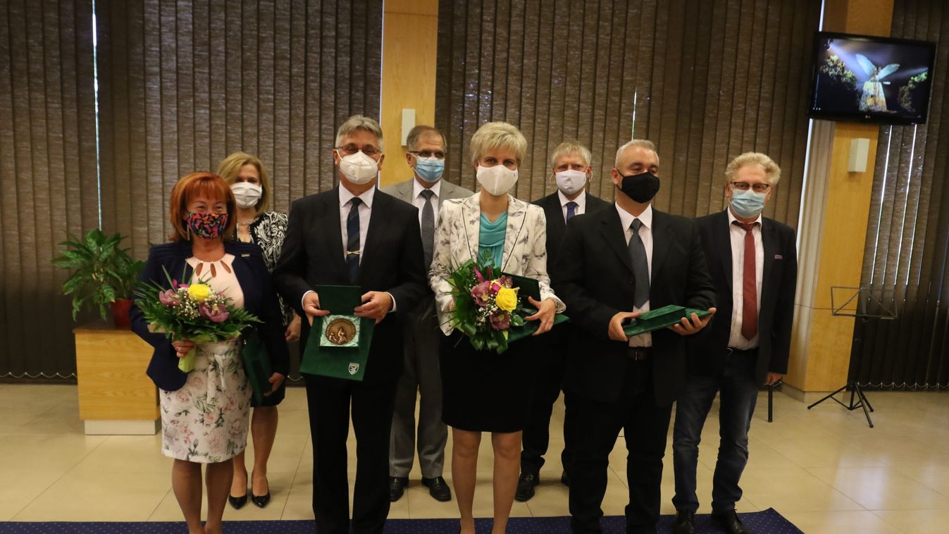 Generációkat neveltek, most díjjal ismerte el munkásságukat Tatabánya (Fotók)