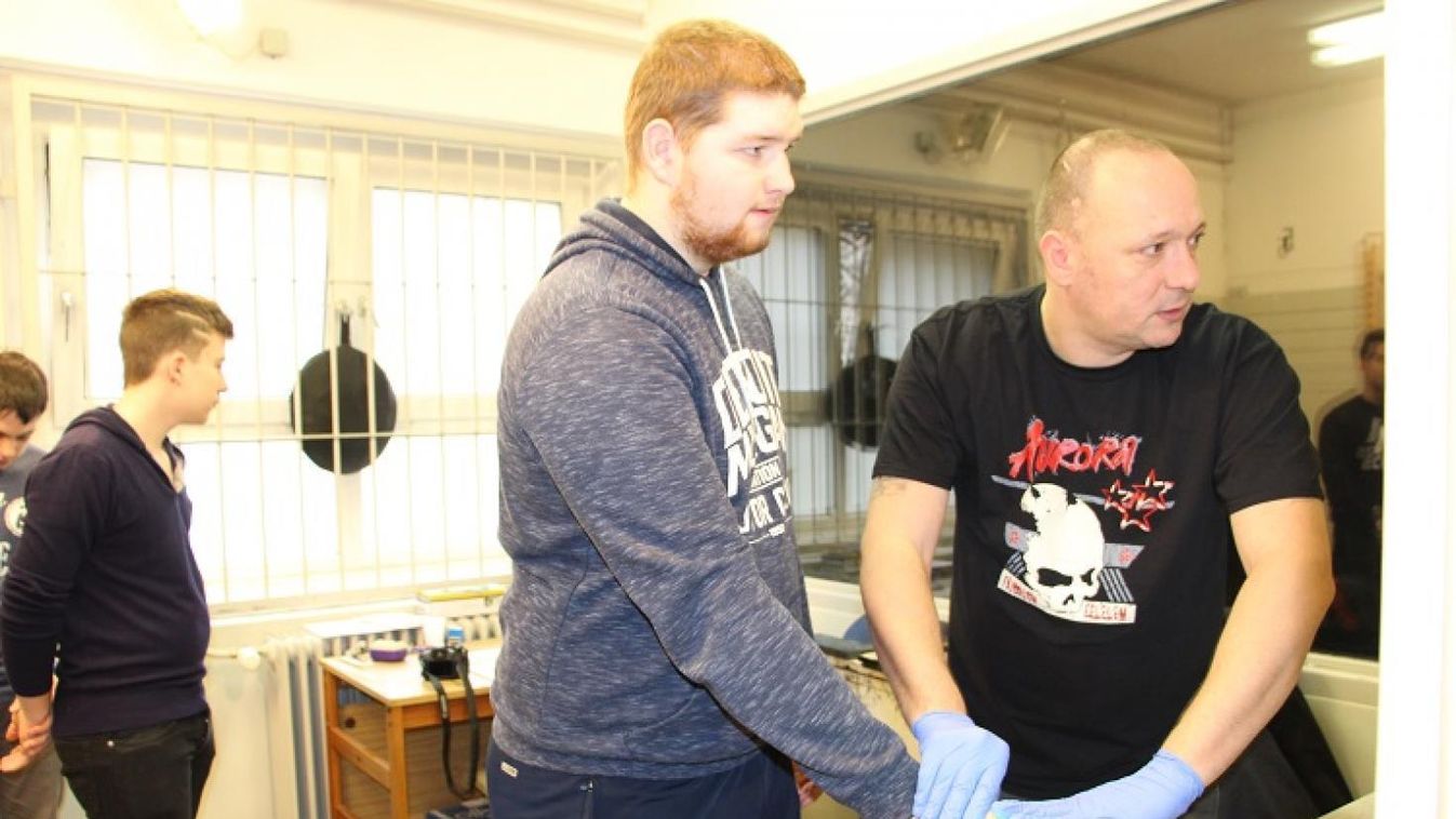 Az ujjlenyomat-vétel technikáját is kipróbálták a diákok a rendőri bemutatón