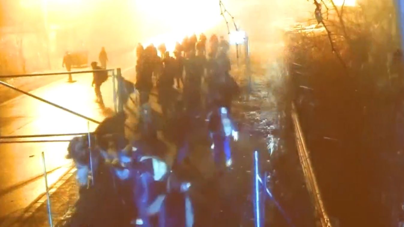 Megpróbálták áttörni a határkerítést Röszkénél (videó)