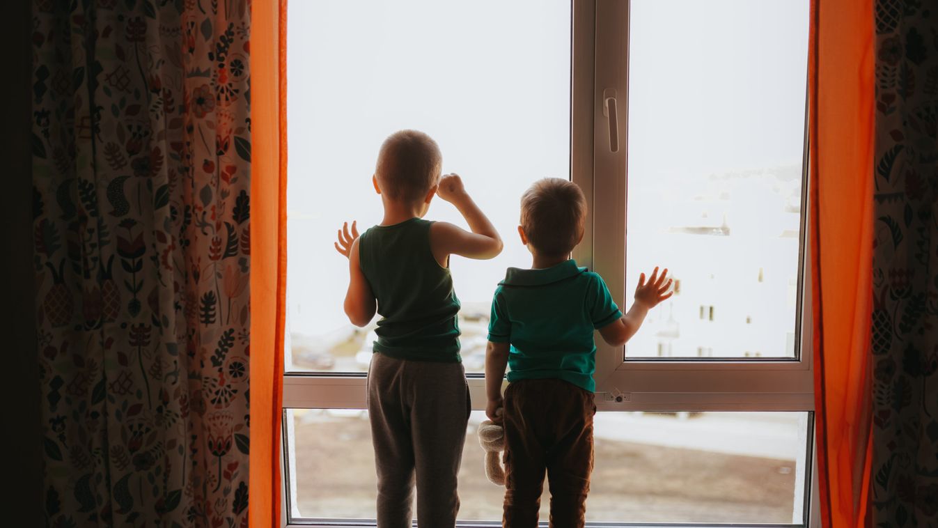 Kizuhant egy másfél éves gyerek az ablakon, rendőr élesztette újra