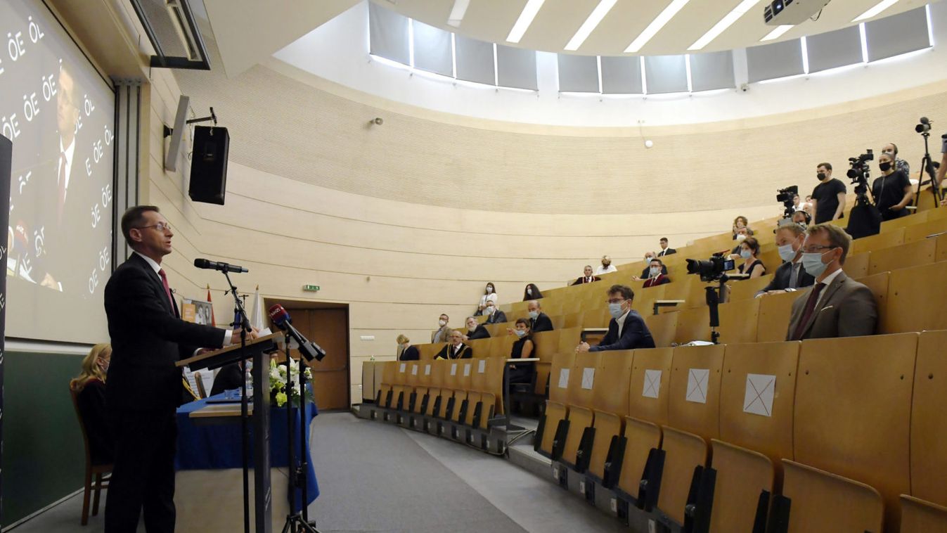 Varga Mihály: Magyarországon továbbra is megéri diplomát szerezni