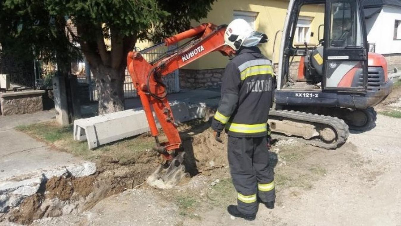 Munkagép szakított át egy gázvezetéket: négy házat kellett kiüríteni
