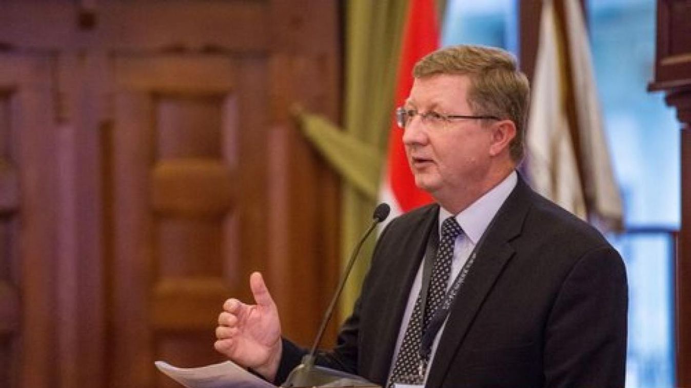 Magyarországi reformátusok által gyűjtött pénzadományt adott át Fekete Károly püspök