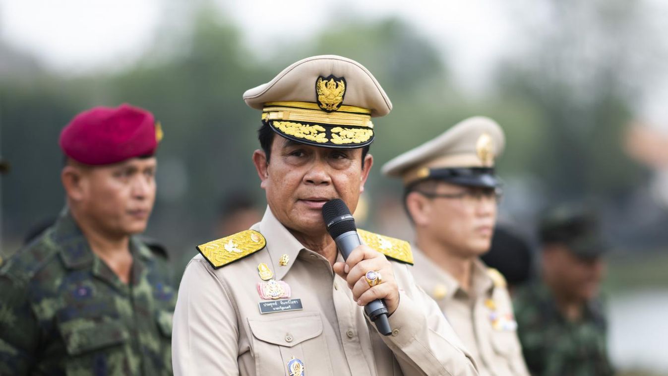 Énekszóval nyerné el a választók kegyét a dalos kedvű thai kormányfő