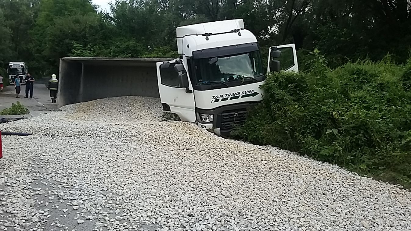 26 tonna rakománnyal borult fel a kamion Lábatlannál