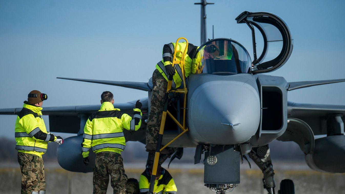 Visszatértek a megújult kecskeméti légi bázisra a Gripenek