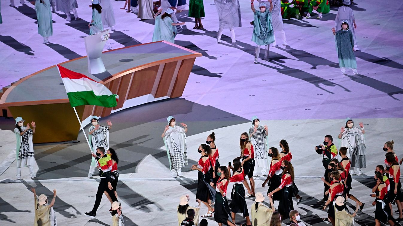A magyarok Cseh Laci és Mohamed Aida vezetésével bevonultak az Olimpiai Stadionba