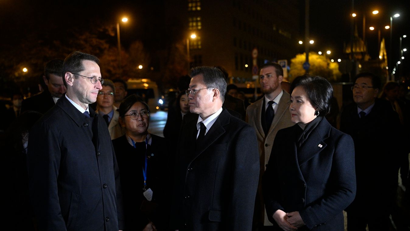 Fejet hajtott az áldozatok előtt a dél-koreai köztársasági elnök