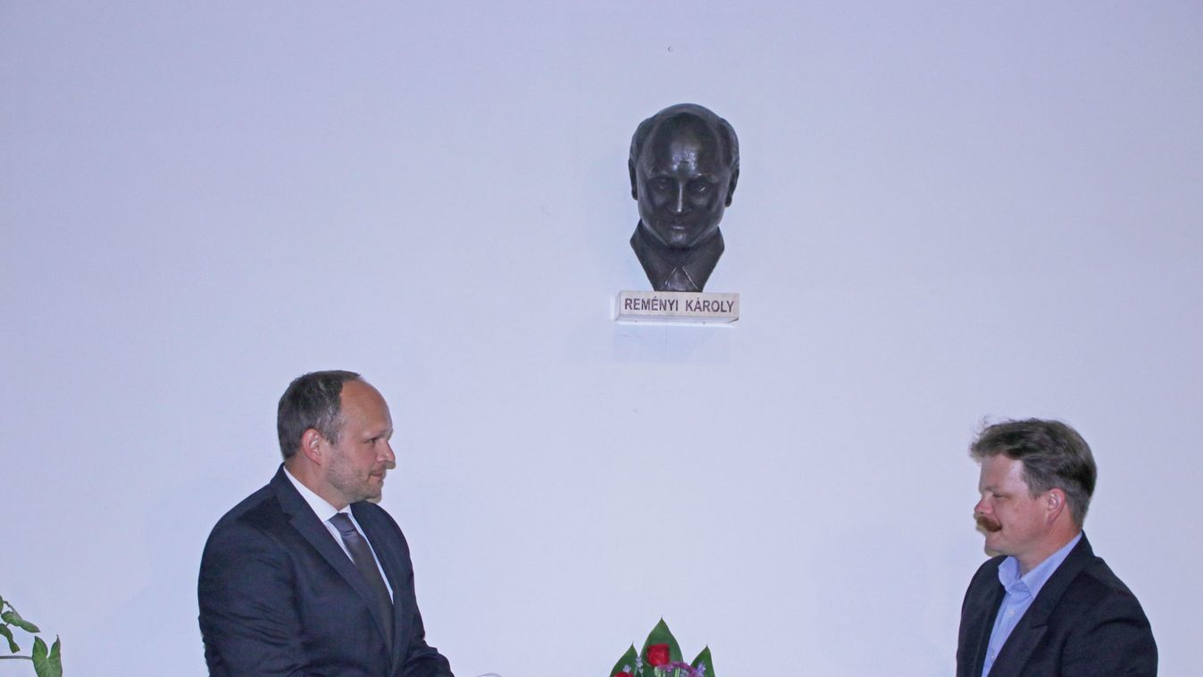 Szobor őrzi a híres esztergomi karnagy emlékét