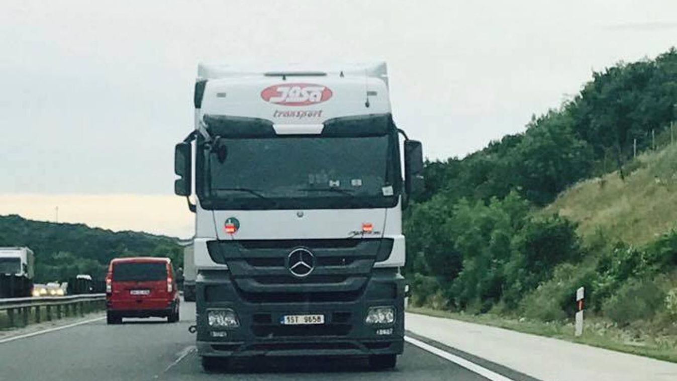 Ettől minden sofőr szívrohamot kapna: kamion, szemben a forgalommal
