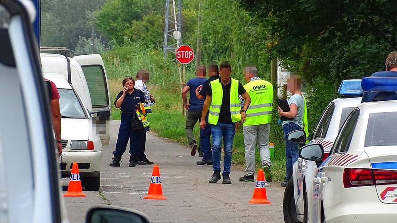 Drámai baleset Mezőhéknél: rejtélyes körülmények közt ütötte el a csomagtartóban matató sofőrt egy férfi