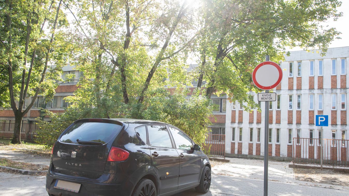 Behajtani tilos tábla mögé került a parkoló Tatabányán