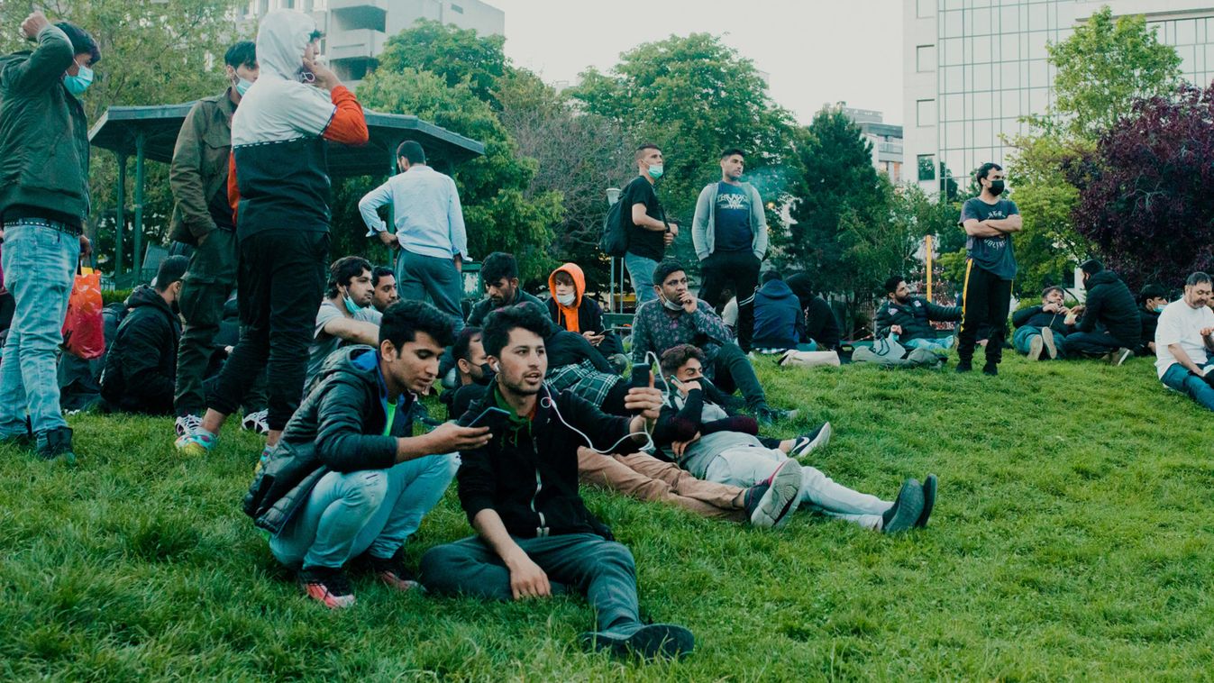 Több száz migráns táborozott le Párizs egyik parkjában