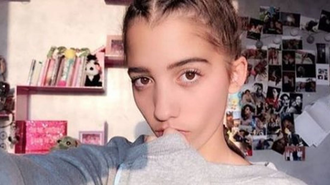 Hoppá! Schobert Lara egy szál melltartóban mutatta meg magát