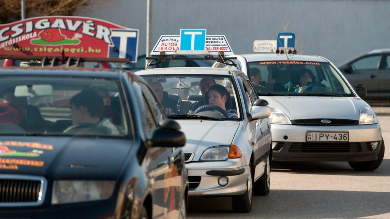 Maradhatnak az öreg autók a tanulóvezetők oktatásában