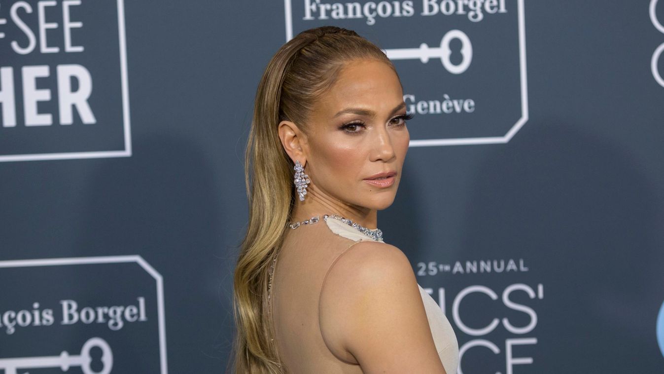 Bikiniben mutatta meg bombatestét Jennifer Lopez