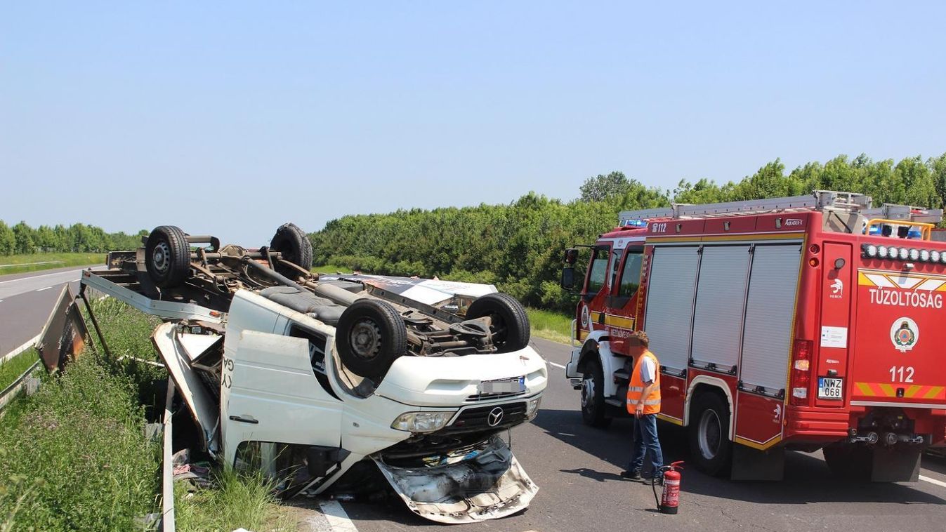 Balesetet szenvedett a Kowalsky meg a Vega turnébusza