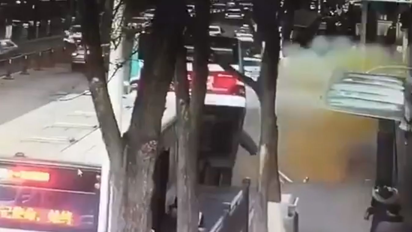 Elnyelt a föld egy buszt Kínában (videó)