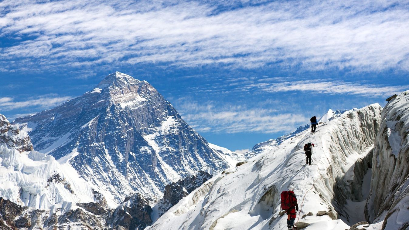 Meg akarták mérni, milyen magas a Mount Everest, de az időjárás közbeszólt
