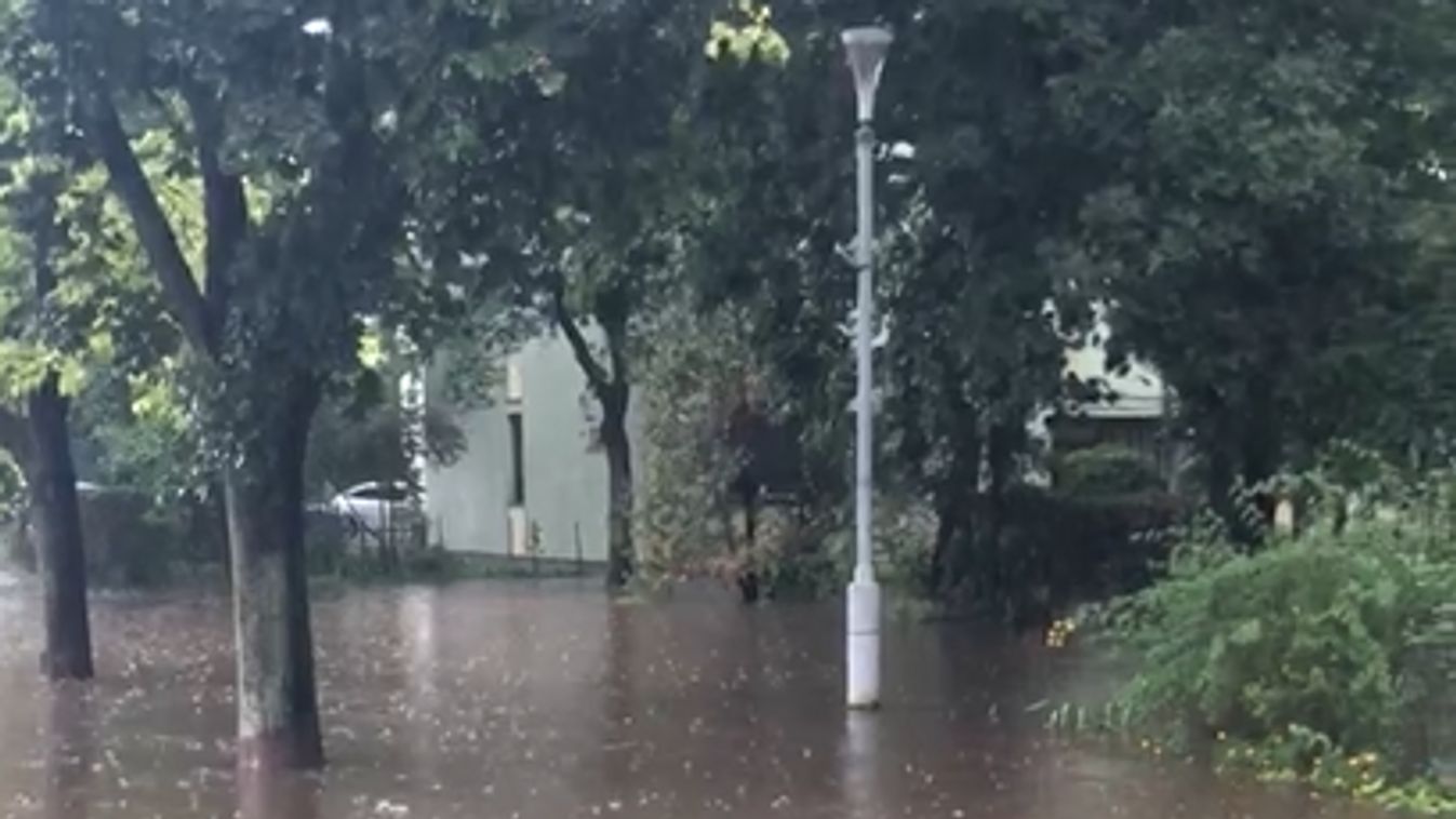 Házakat övező járdákból, zöldterületekből csinált hatalmas tavat a vihar Tatabányán