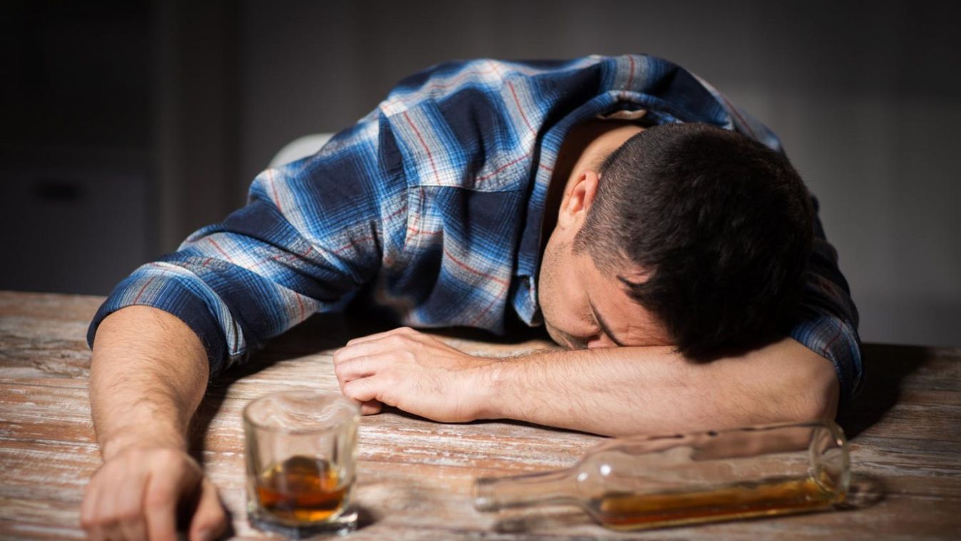 Szenteltvíz-permetezéssel harcol az alkoholizmus ellen a pópa