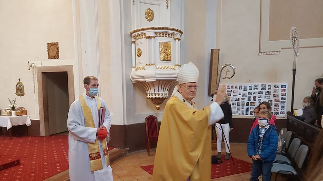 Erdő Péter bíboros áldotta meg a tarjáni templom megújuló főoltárát