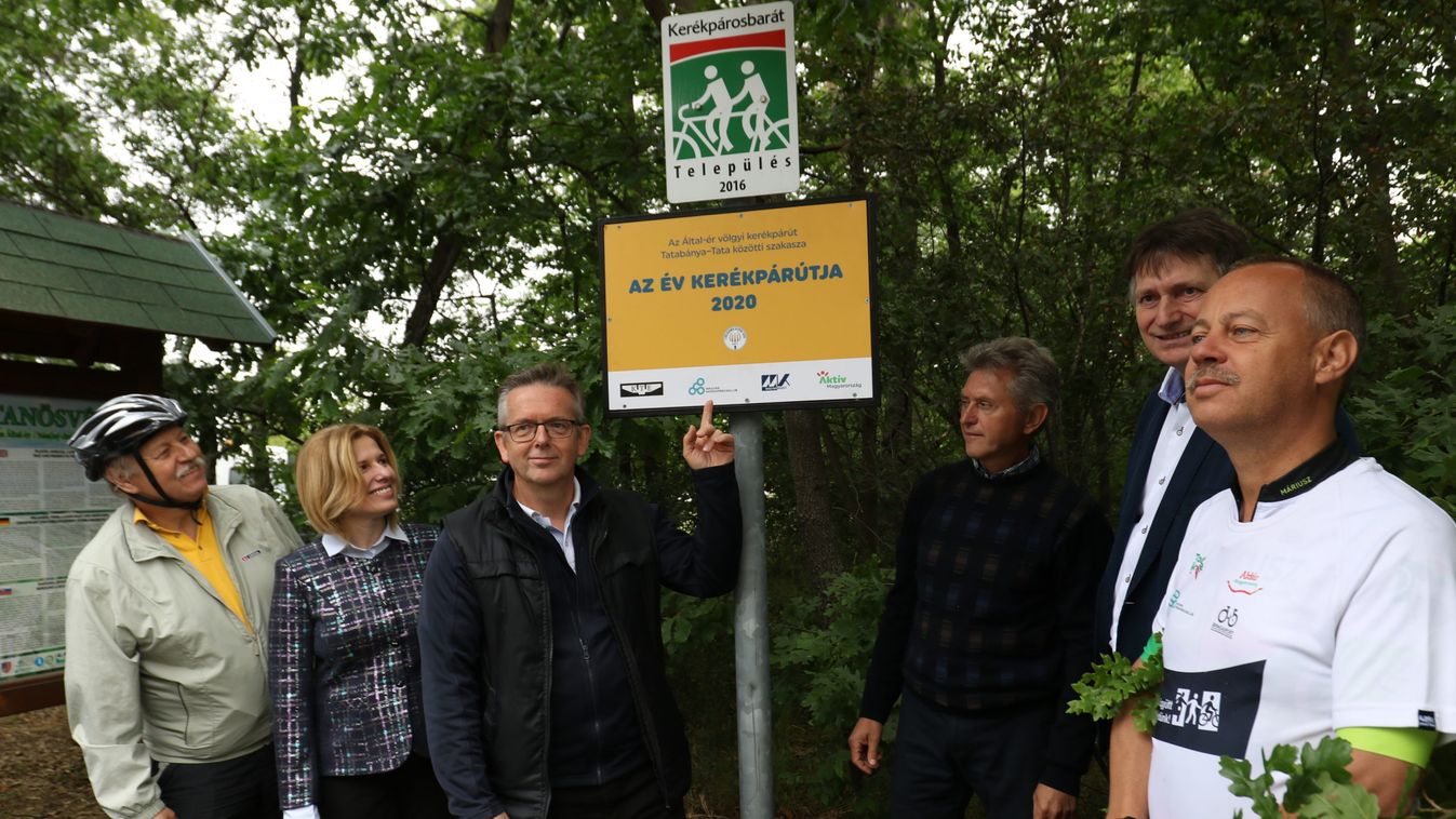 Tábla is hirdeti, hogy az év kerékpárútja lett az Által-ér völgyi