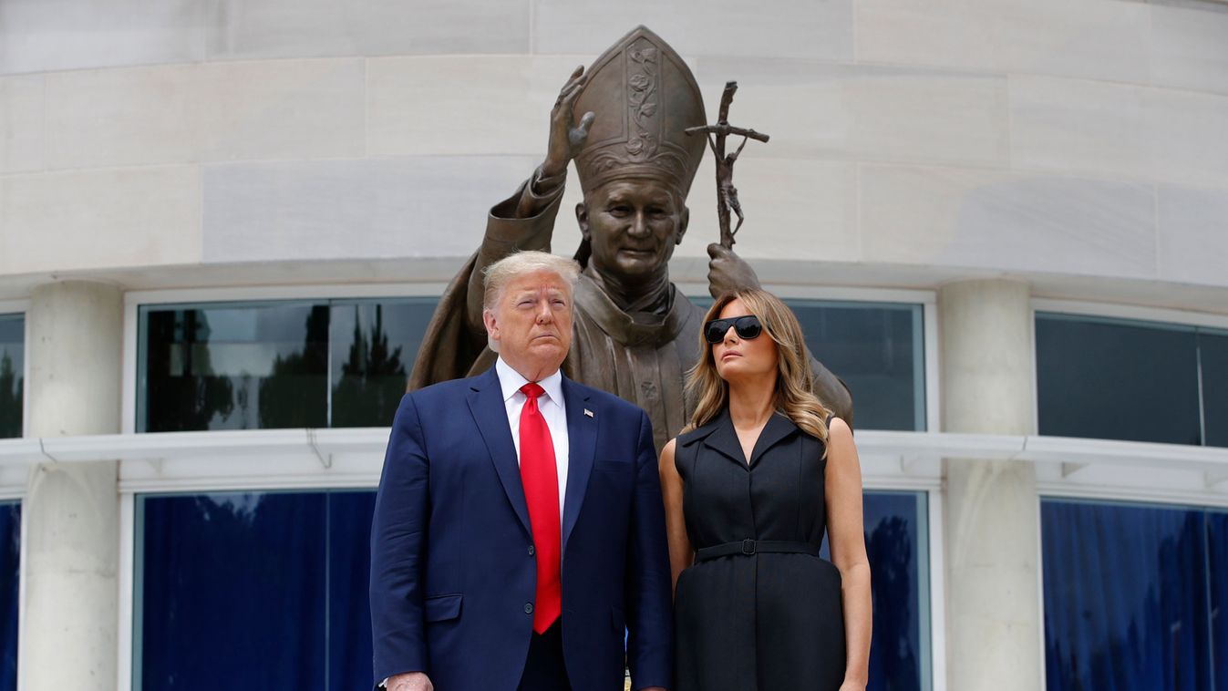 Donald Trump koszorút helyezett el Szent II. János Pál szobránál