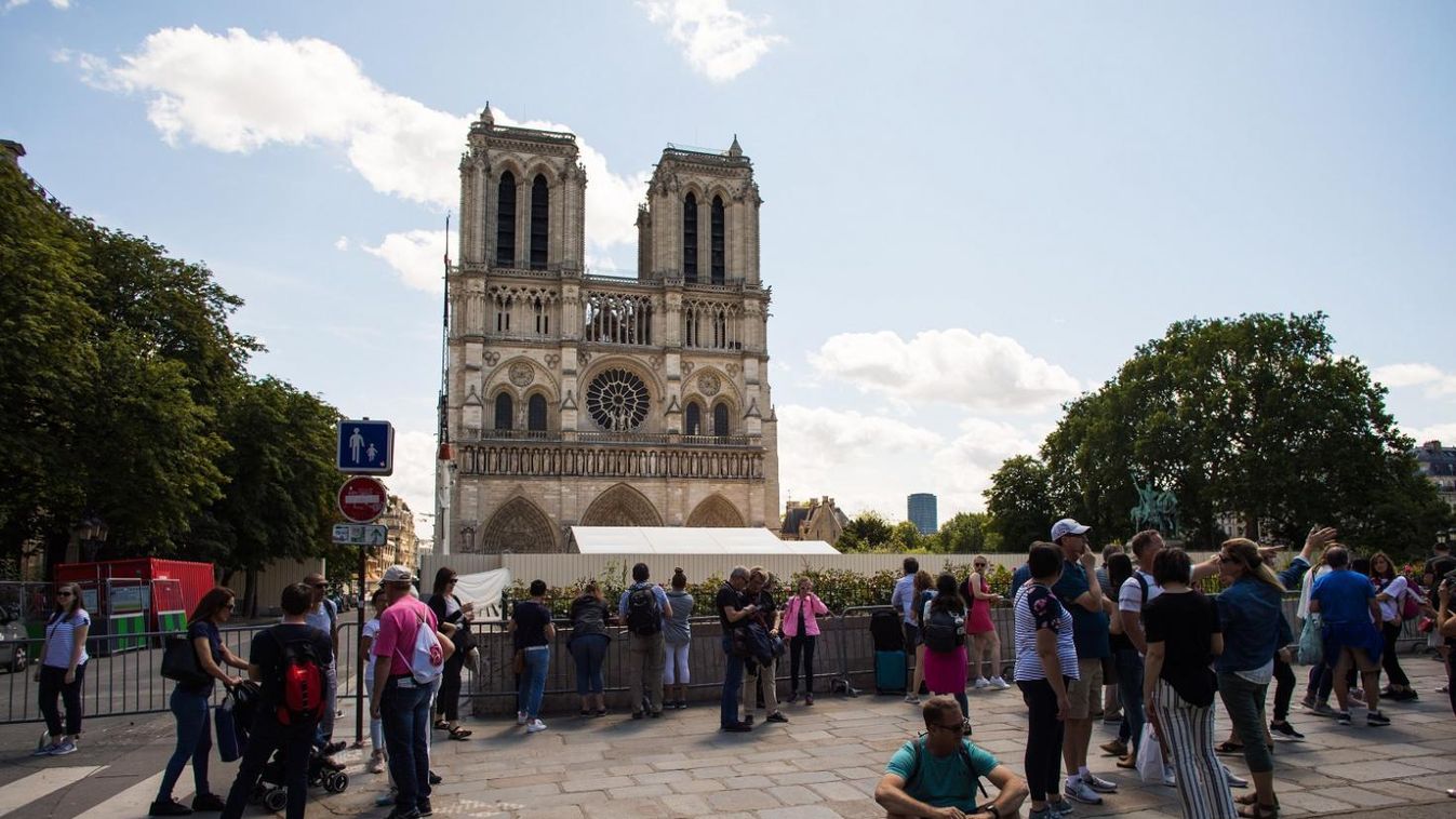 Mérgezésveszély miatt nem nyitják meg a Notre-Dame előtti teret