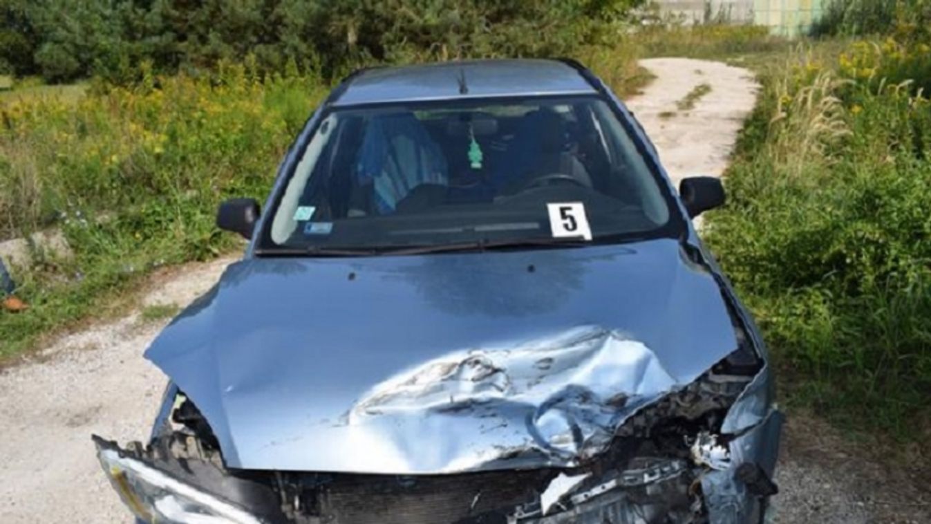 Súlyos sérülést szenvedett a motoros, akit egy szabálytalan autós lökött az árokba