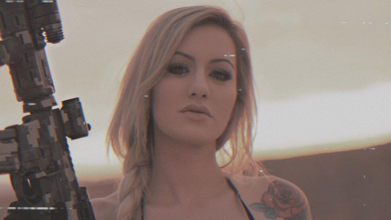 KEMMA - Félrehúzta a bugyit az őrjítően szexi, hatalmas mellű katonanő