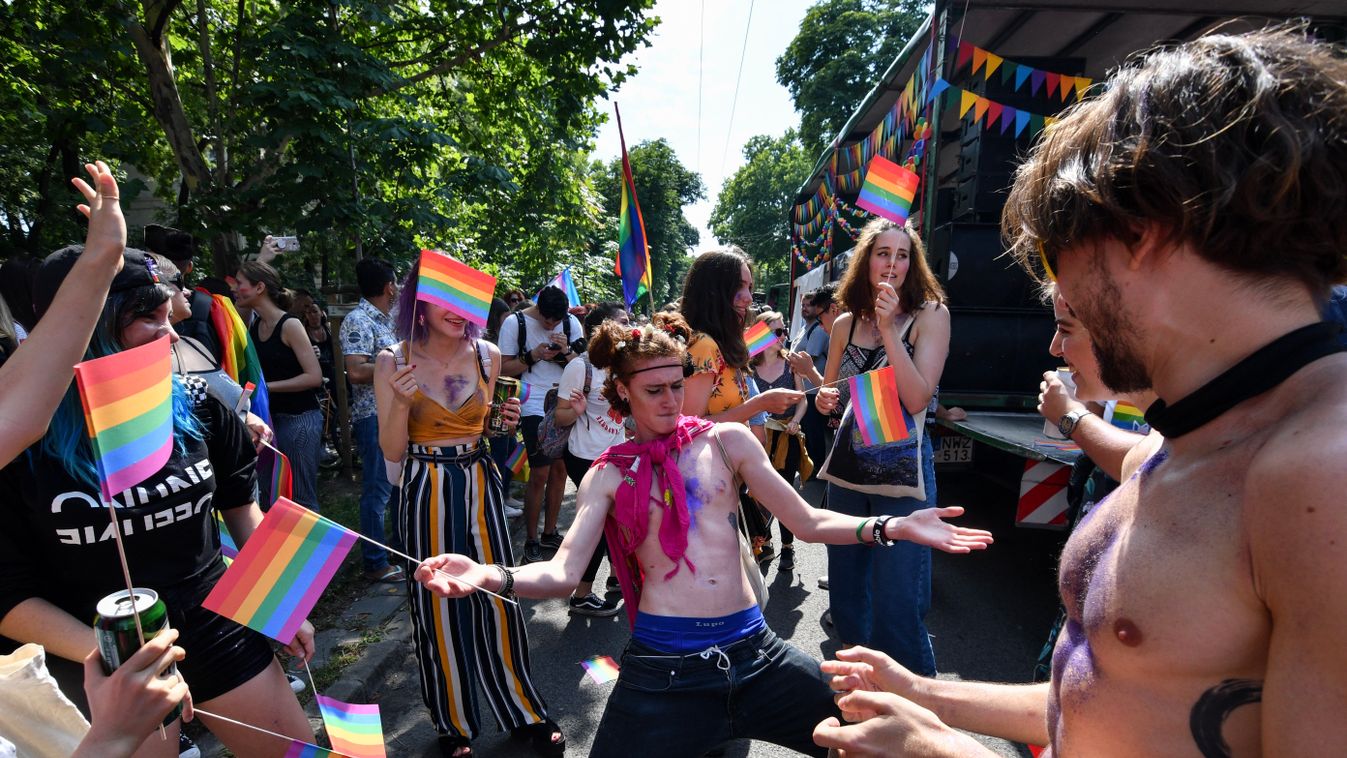 A közfelháborodás ellenére is megtartanák pécsi parádéjukat a homoszexuálisok
