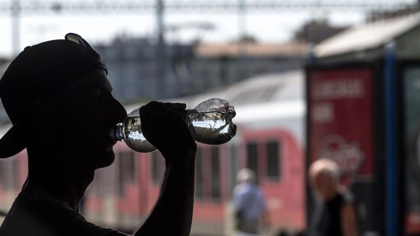 Itt a forróság, védőitalt adnak a tatabányai buszpályaudvaron az utasoknak