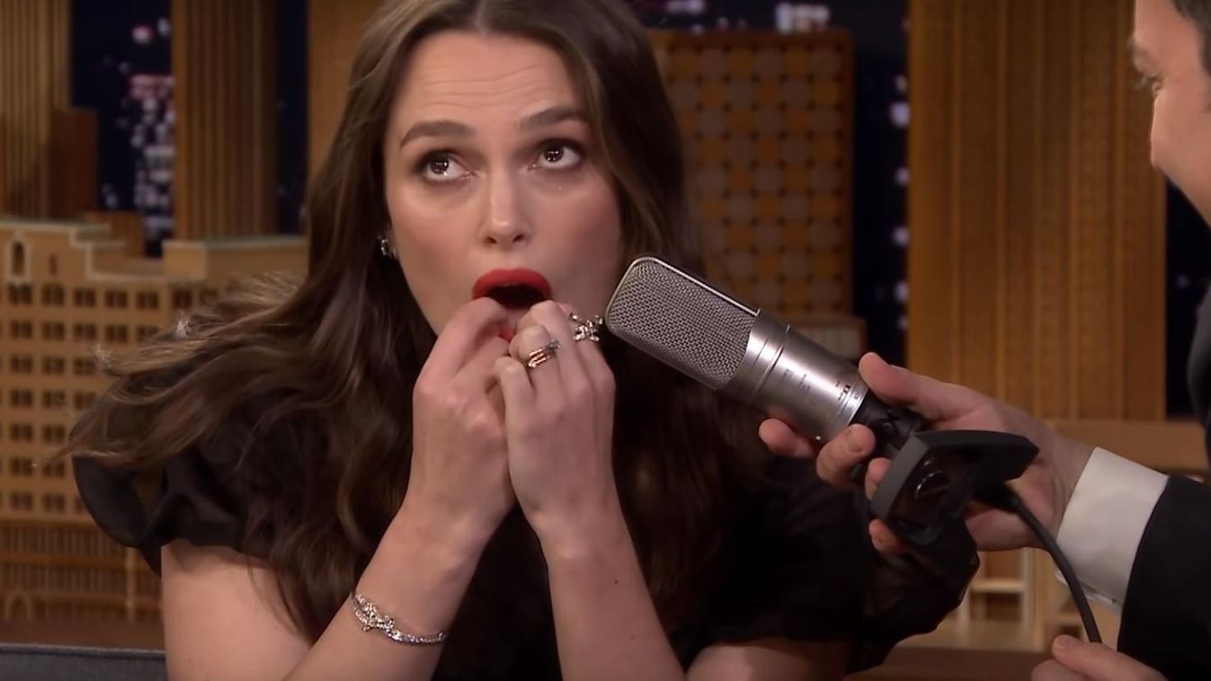 Keira Knightley a fogával is tud zenélni (videó)