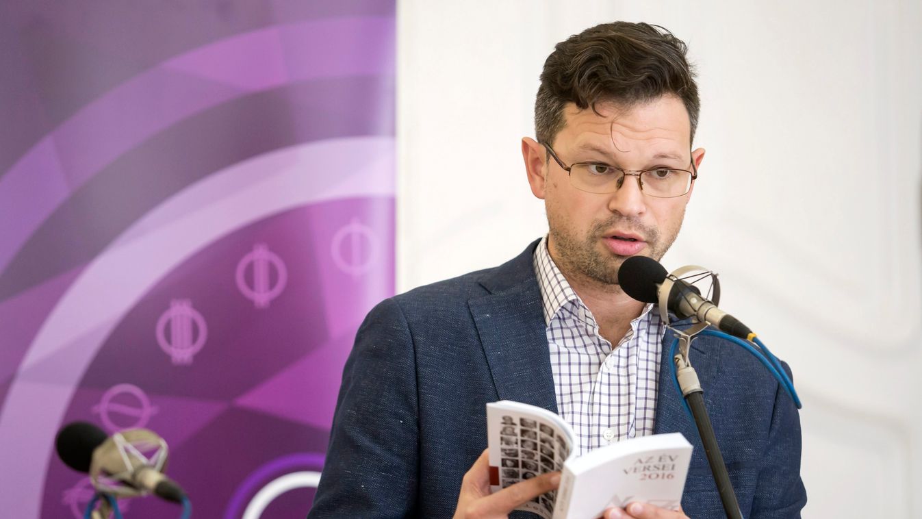 Száz költő alkotásai szerepelnek az antológiában