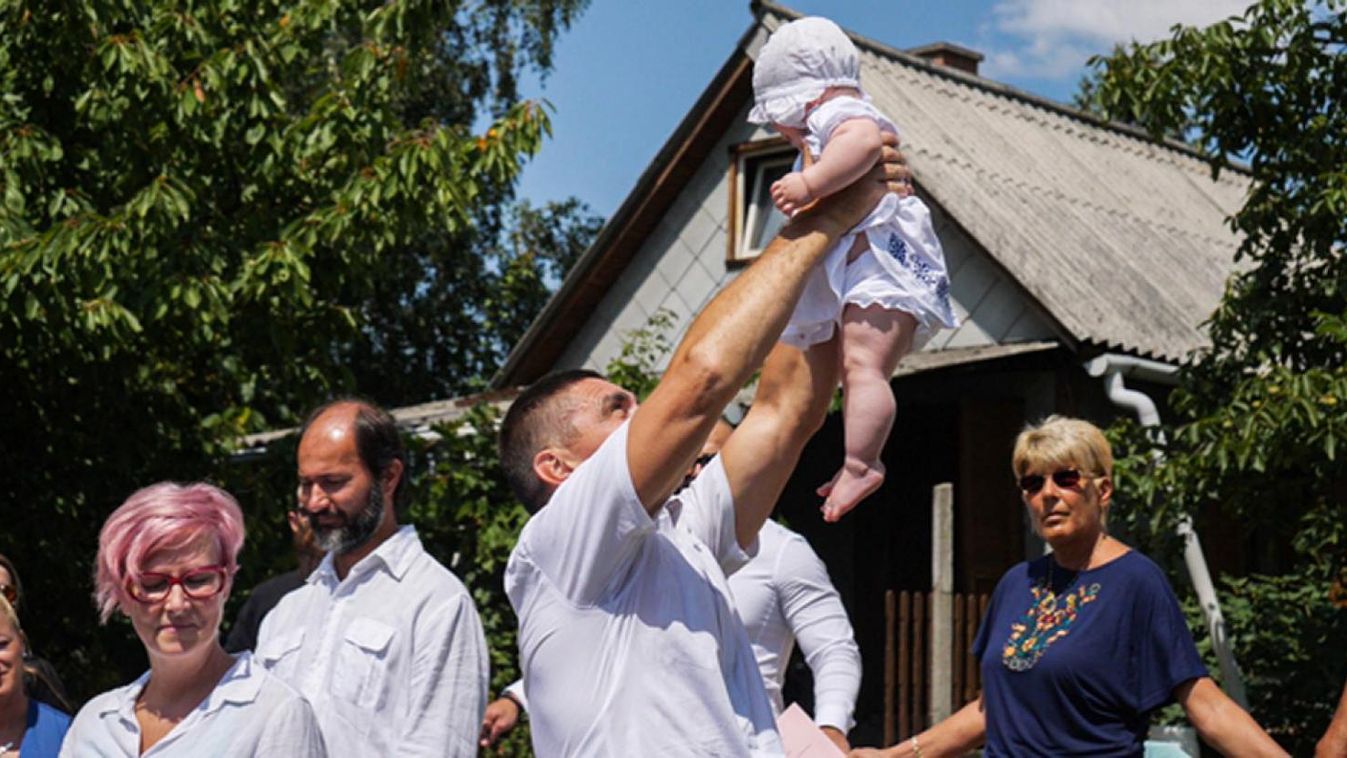 Különös névadó ünnepségen áldották meg Ambrus Attila lányát