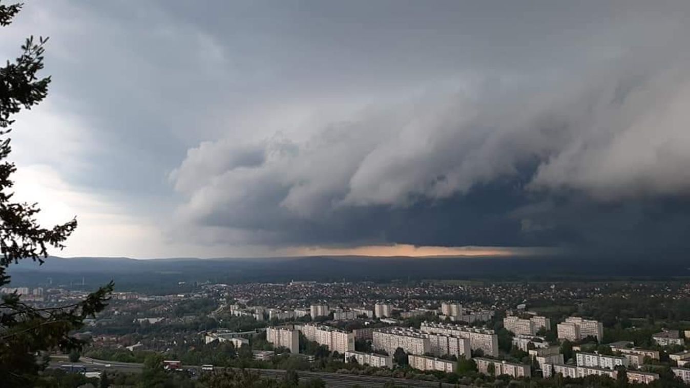 Heves zivatarok mossák el a kánikulát: figyelmeztetést adott ki a meteorológia