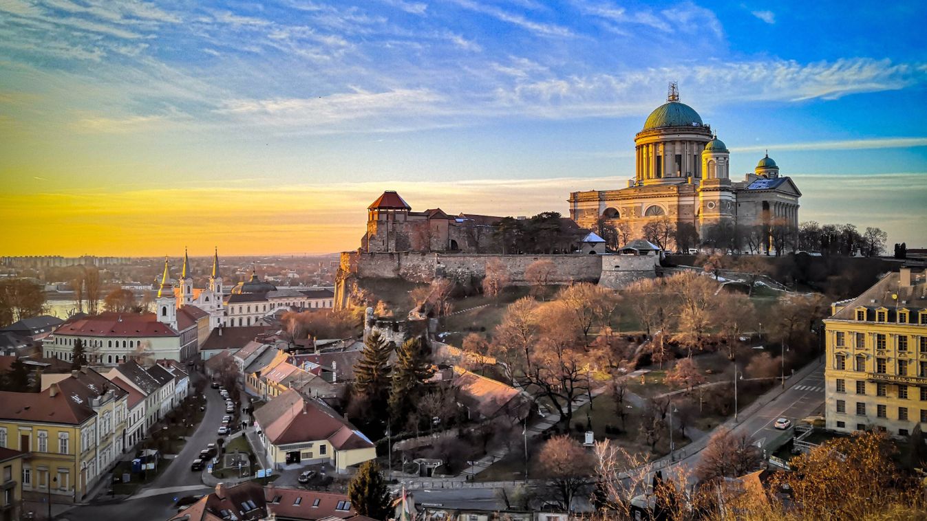 Lenyűgöző fotókon az adventi díszbe öltözött esztergomi égbolt