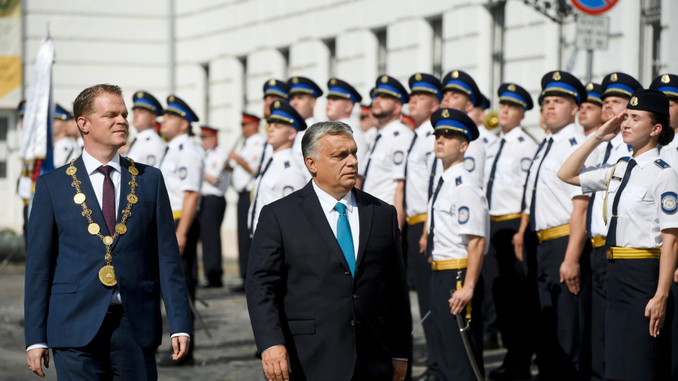 Orbán Viktor: Magyarországon sosem fogják magukra hagyni az egyenruhásokat (videó)