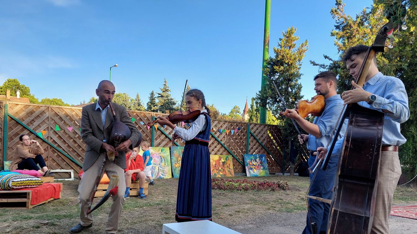 Zsíros kenyérrel és a Horsa Bandával mulattak a bábolnaiak a művészi esten