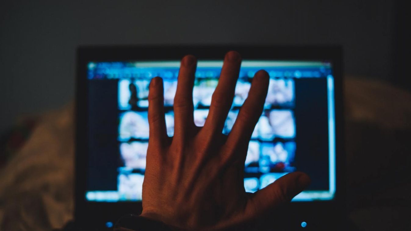 Rosszindulatú sextortion a felnőtt videókat nézőket – nézi