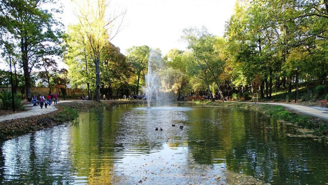 Vízforgatós szökőkúttal gazdagodott a tatabányai Liget-park
