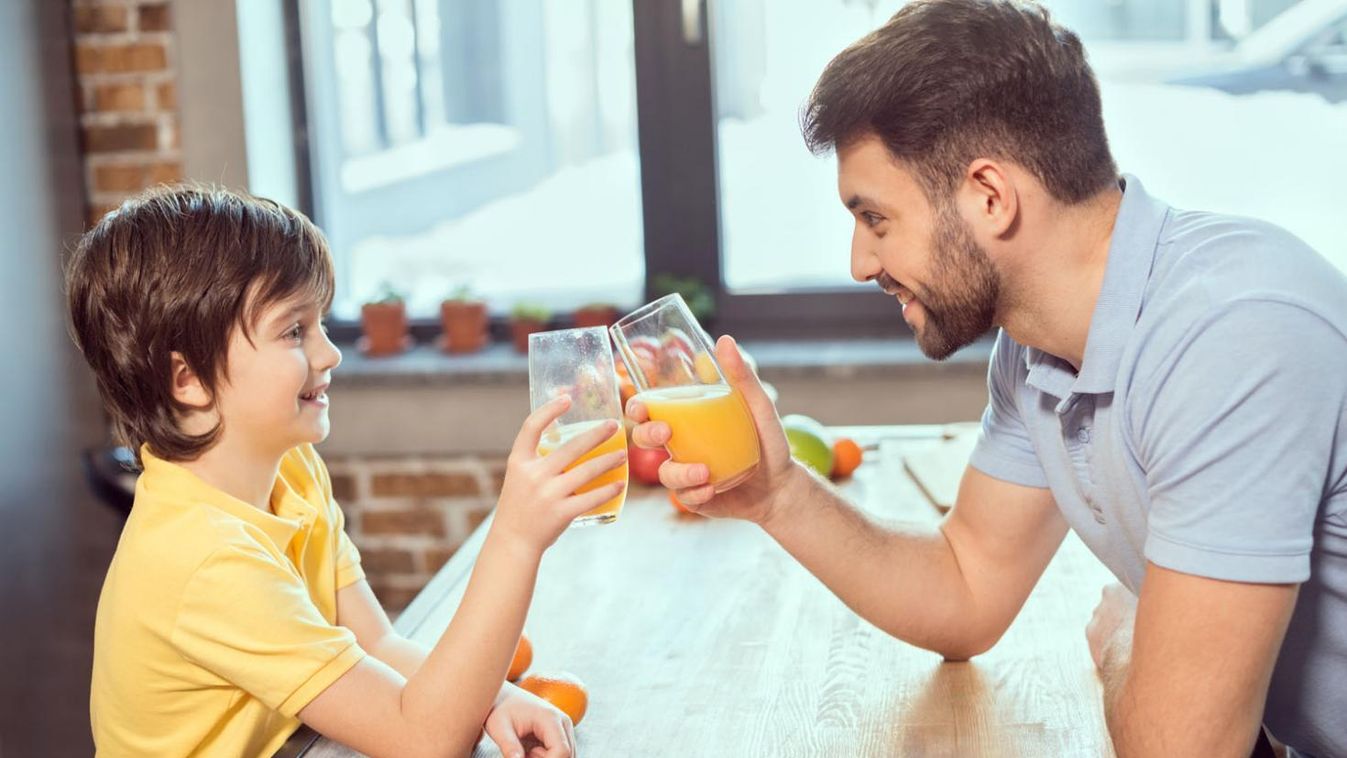 Két éven belül felére csökken az üdítőitalok cukortartalma