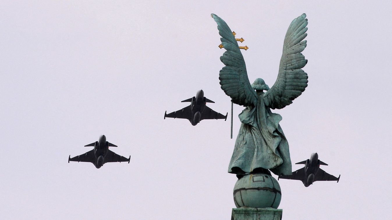 A Magyar Honvédség Gripenjei is feltűnnek a Hungaroring fölött