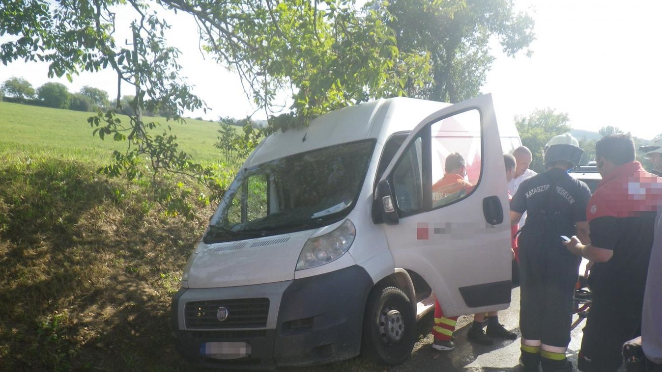 Sokkot kapott az árokba hajtó sofőr, az arra járók hívtak segítséget