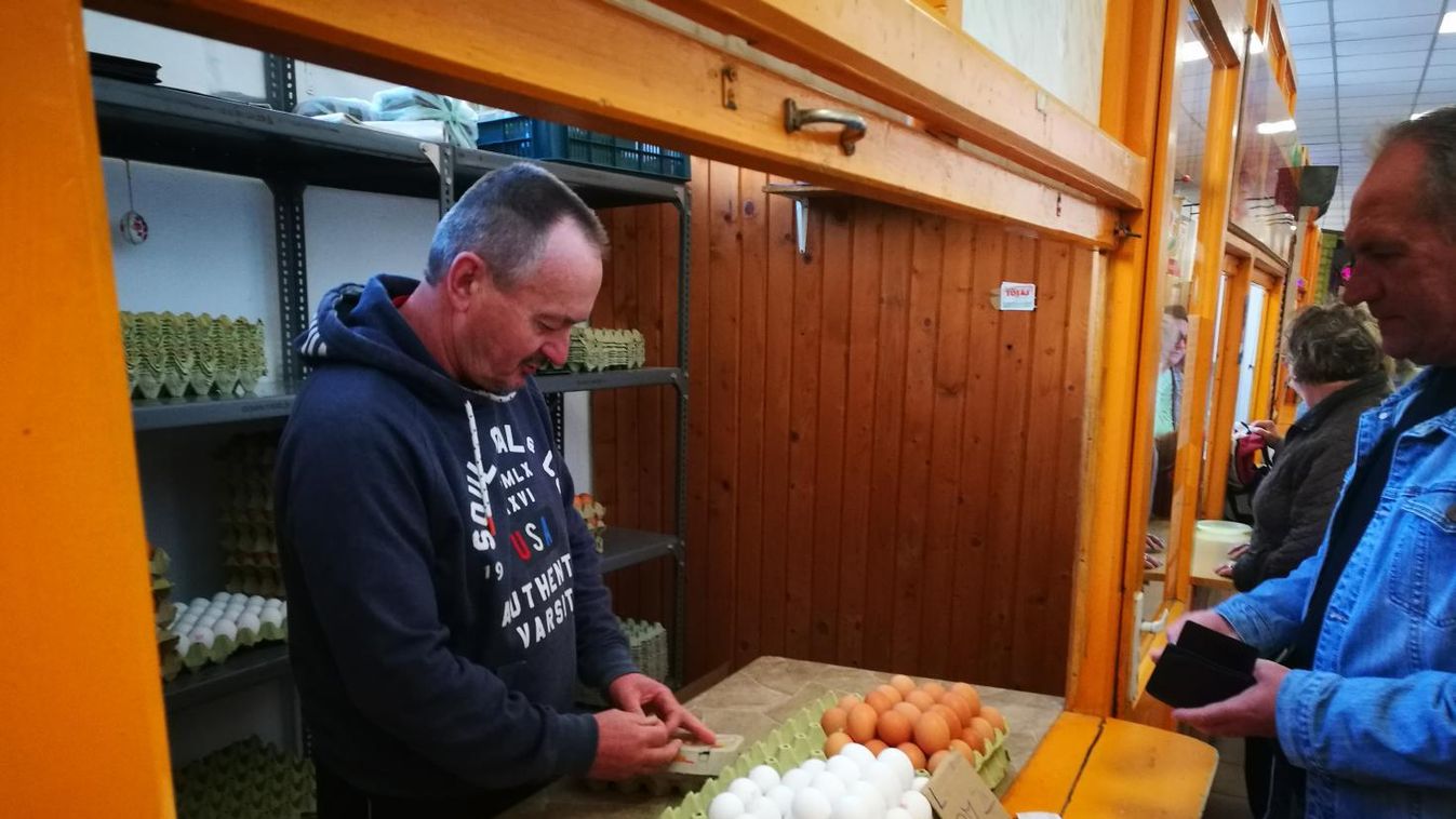 Úgy viszik a tojást a tatabányai piacon, mint a cukrot