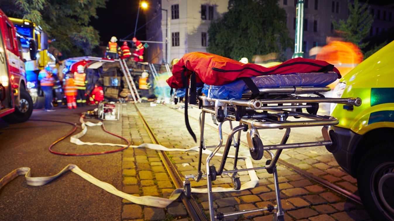 Tömegkarambol – saját lánya holttestéhez riasztották a tűzoltót: az édesapa összeomlott